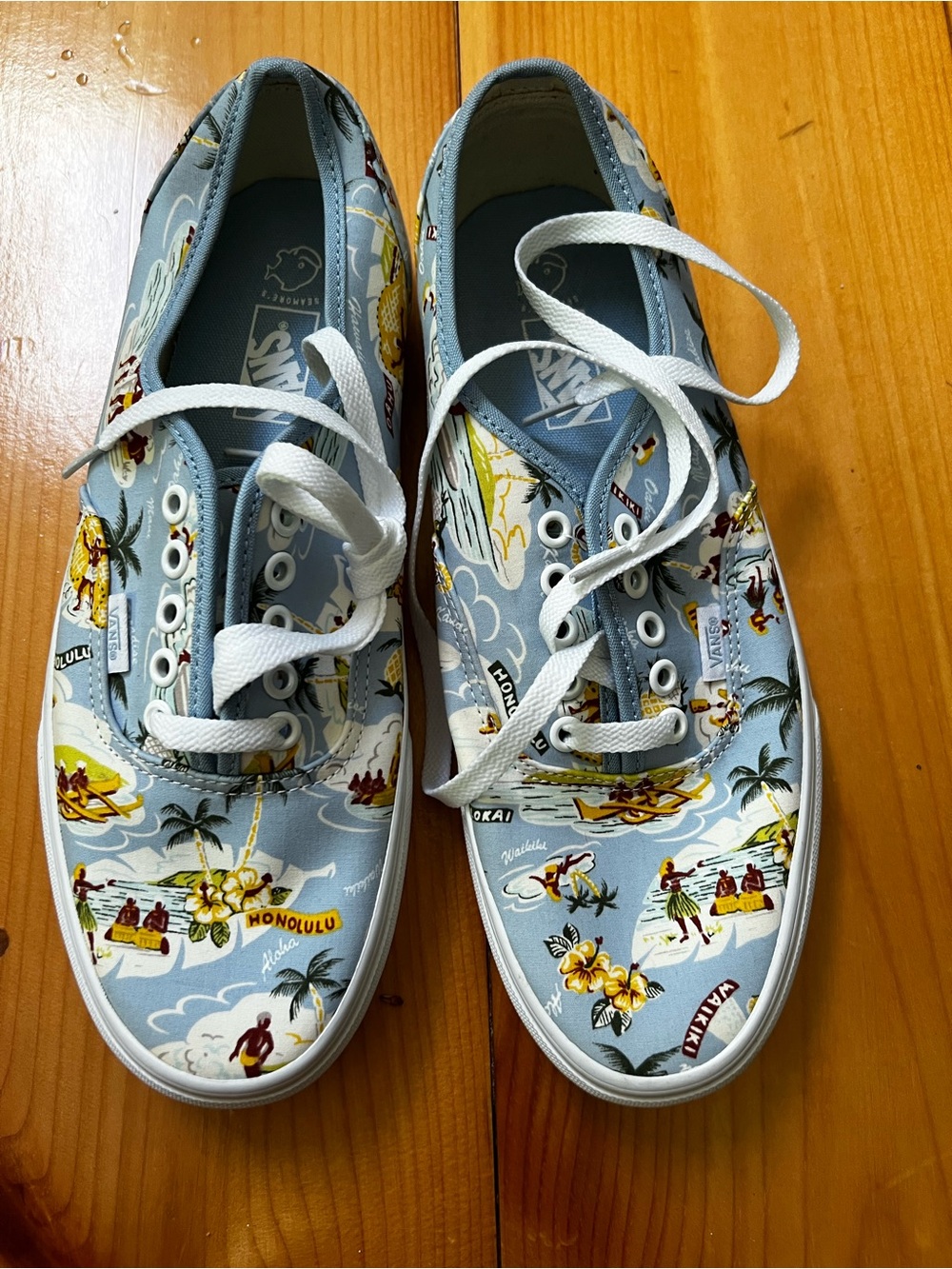 NEW Vans Honolulu Hawaii Print Sneakers.